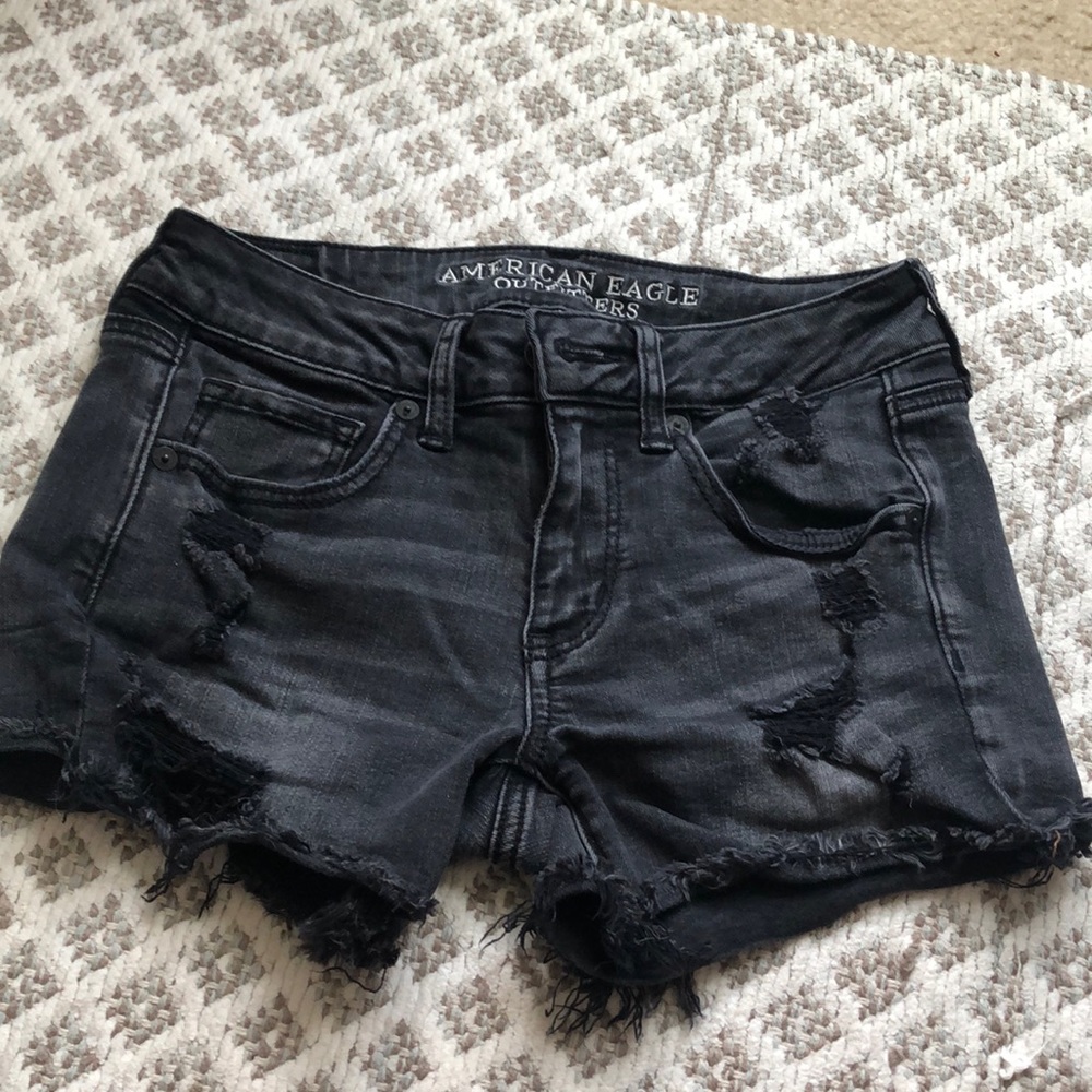 American Eagle distressed short